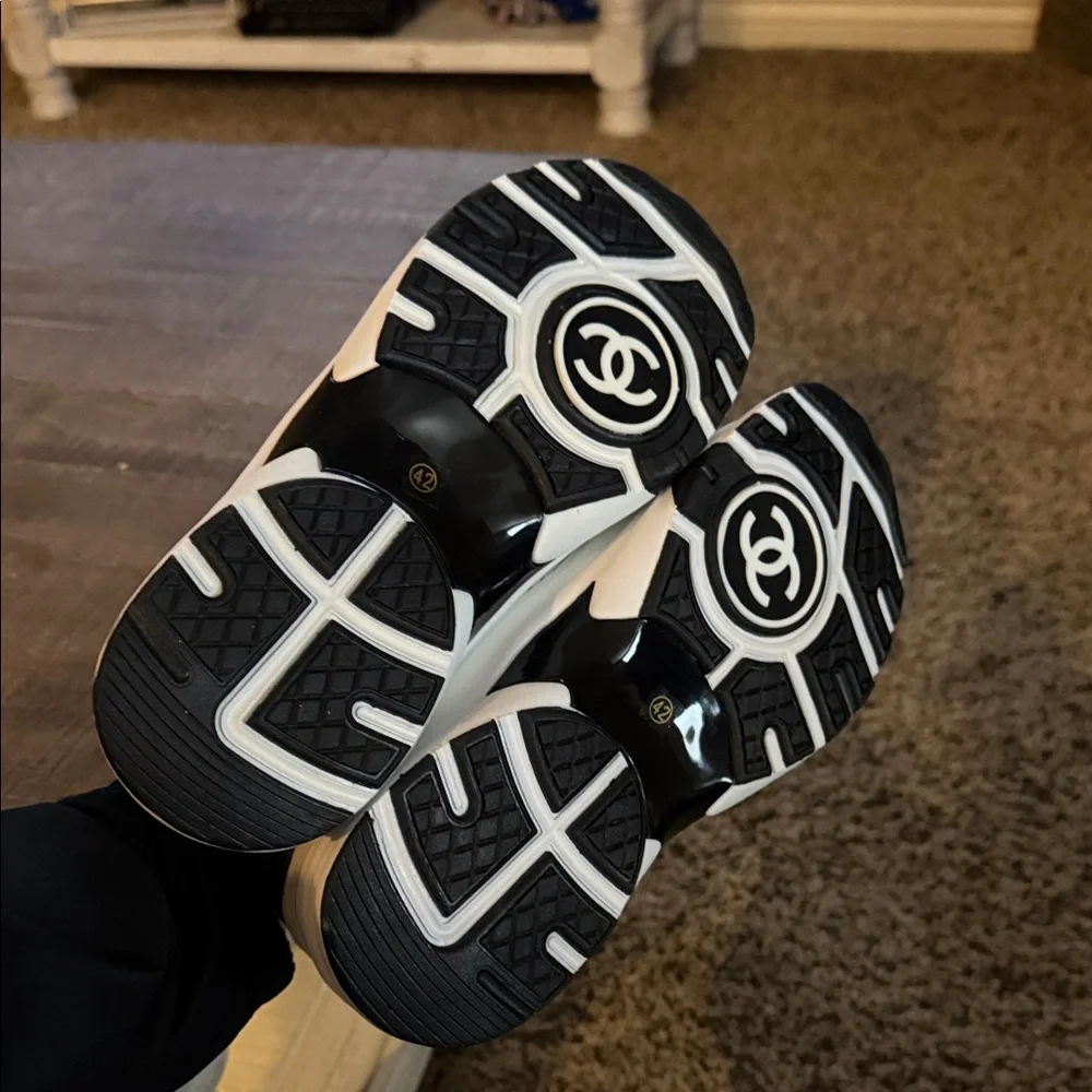 Chic Sneakers in Black and White - Picture 8 of 11